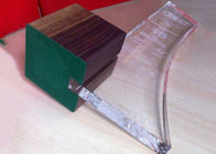 Σαφές φλυτζάνι τροπαίων κρυστάλλου K9 με την ξύλινο βάση και το λογότυπο &amp; τις λέξεις αμμόστρωσης