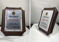 Μέση ξύλινη πινακίδα ασπίδων μεταλλικών πιάτων ως βραβεία αναμνηστικών στη δραστηριότητα επιχείρησης