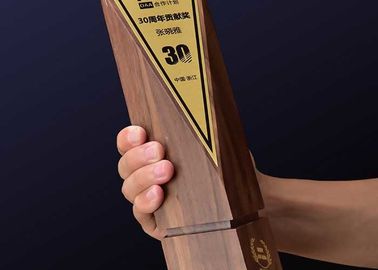 Στερεά ξύλινα ασπίδων βραβεία πρακτόρων/υπαλλήλων πινακίδων ελαφριά στο κόμμα τέλους έτους