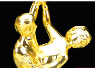Καλυμμένο χρυσός πλαστικό φλυτζάνι τροπαίων για τους χορεύοντας νικητές Ολυμπιακών Αγωνών