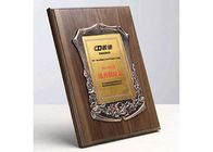Αναμνηστική ξύλινη πινακίδα ασπίδων διακόσμηση μετάλλων σχεδίου συνήθειας 930 γραμμαρίου για τα βραβεία